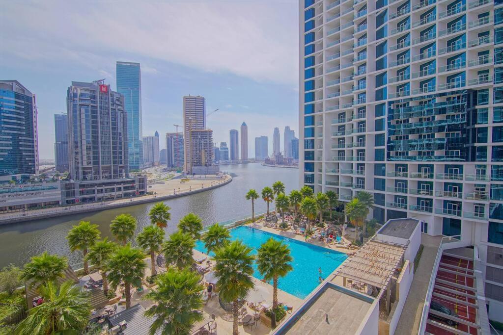 Luxury Hotel Apartment With A Canal View Dubai Exterior photo