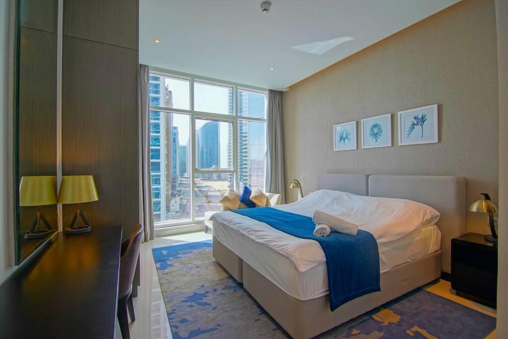 Luxury Hotel Apartment With A Canal View Dubai Exterior photo